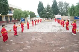 河北沙河:传承传统文化，非遗“花棍舞”进校园图片