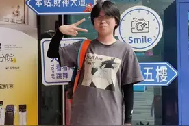湖北大学失联女生随身物品在湖边被发现，警方正打捞搜寻，手机信号最后出现在偏僻村屋图片