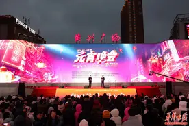 长沙黄兴广场：街头艺人献技 欢喜闹元宵图片