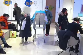 业务大厅内老人躺救护床上办过户，网友发视频称“太遭罪”；不动产登记中心回应：有两种便民举措图片