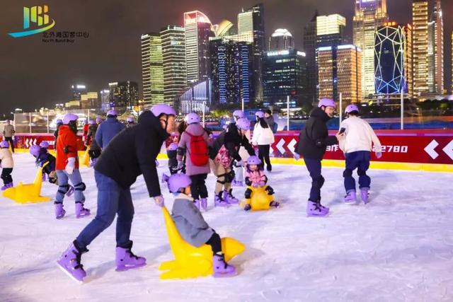 上海首个450㎡浦江冰场！飘雪、市集、和陆家嘴三件套同框，出片率100%→