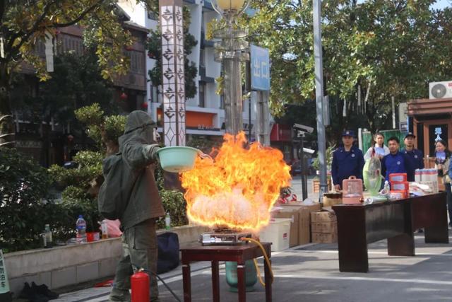 直播预告 | 武陵仙境·火患无踪！25日18时，“火焰蓝” 带你漫游武陵源千古情景区，解锁景区消防全攻略