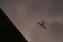 北京雷电夜，空中有黑影“御剑飞行”？图片