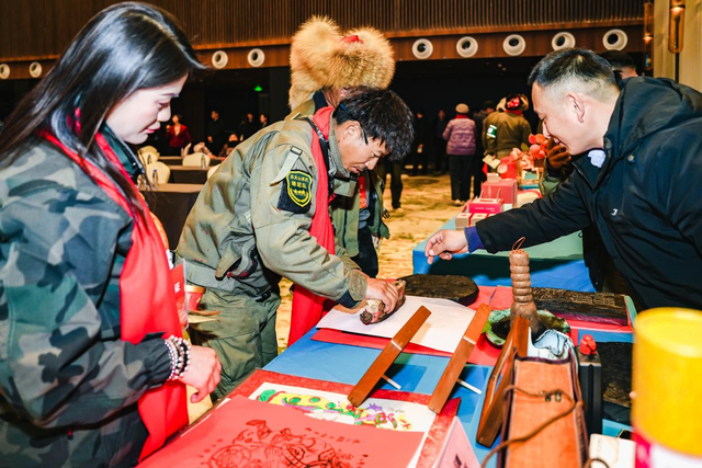 东天山骆驼队抵达忆江南度假区休整 豫疆文化交流盛典启幕