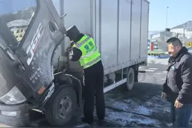 小厢货一路“白烟”驶出高速 民警暖心加注为其“降温”图片