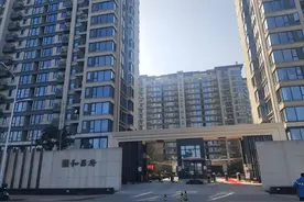 未缴费的业主，车辆无法自由出入小区，物业公司的做法合理吗？图片