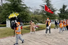 “缅怀英烈志，共铸中华魂”小银杏青少年志愿服务队开展清明祭扫烈士陵园活动图片