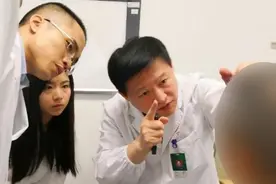 中新健康｜上海眼科专家闯“手术禁区”成功为患者切肿瘤、保视力图片