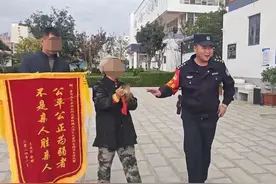 敲镲、跳舞！当“社牛”奶奶遇上“社恐”民警图片
