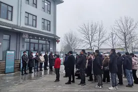 铭刻峥嵘岁月·熔铸历史丰碑——三线文化进社区主题巡展在幸福里社区开展图片