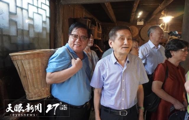 上海知青跟着叶辛游贵州