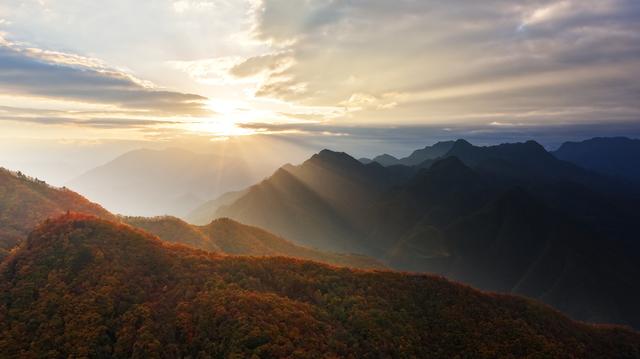 央视新闻栏目连续报道化龙山镇坪县区域深秋美景