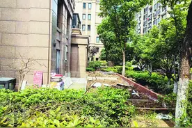 合肥一小区一楼住户圈地修建“私家花园”  街道：已责令停工，将尽快要求整改令恢复原貌图片