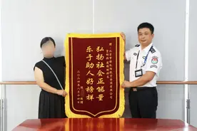 八旬老人上台阶踩空摔倒，热心路人出手帮扶不迟疑图片