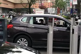 开屏调查｜儿童安全座椅有多重要？昆明家长使用情况如何？记者走访→图片