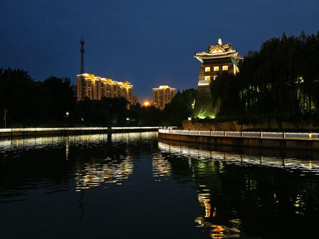 京城入夜流光溢彩，处处美景温柔醉人