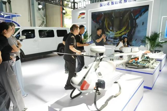 太灵了！会倒水、能设计！在沈阳体验具身智能机器人→