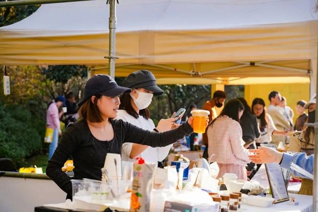 为什么？这儿有个咖啡节，这么火！