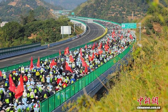 广东高州徒步爱好者踏歌而行 体验“粤西快车道”