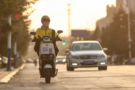 镜观中国·新华社国内新闻照片一周精选｜独臂外卖员王哲：断“翅”亦可飞翔（14）图片