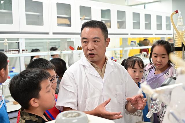 全国科普月：“走进科学家实验室”科普讲堂 引领青少年实景探秘科学世界