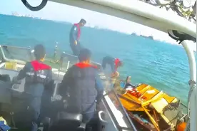 广西防城港海警局成功救助1名遇险渔民图片