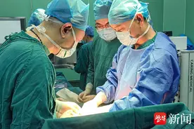 新疆牧民腹部被马踢伤疼痛难忍，扬州援疆医生深夜急救图片