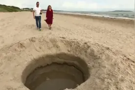 爱尔兰电视台报道“神秘陨石坑” 一天后辟谣“俩小伙子挖的”图片