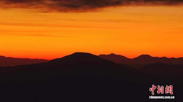 青海湖北岸同宝山：日出“橘海” 朝霞满天