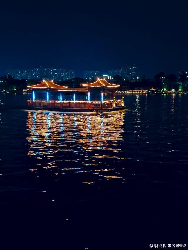 夜晚的大明湖，凉风习习令人陶醉