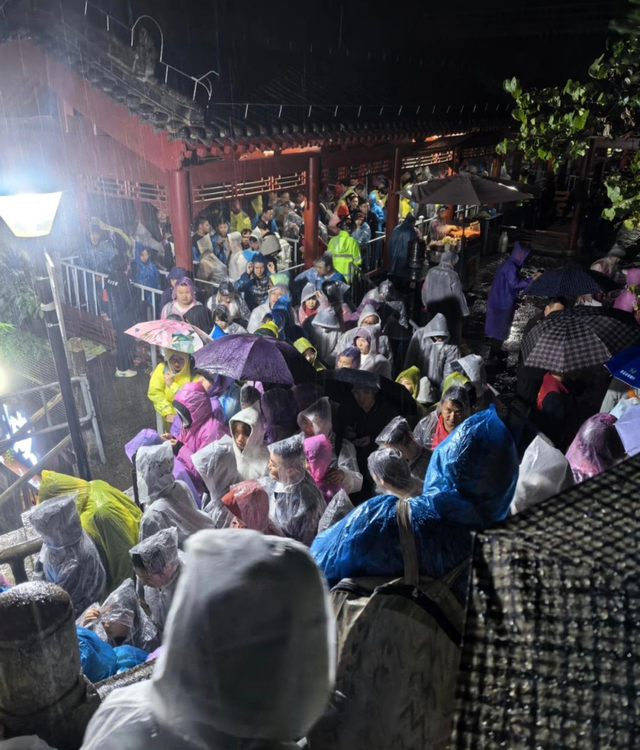 炸锅了！大批游客高喊“退票，退票！”知名景区回应
