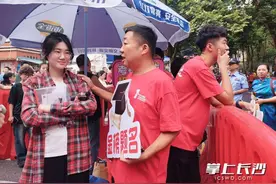 爱的鼓励！穿旗袍、拿向日葵、互相拥抱、击掌鼓励……他们为考生送上暖心祝福图片