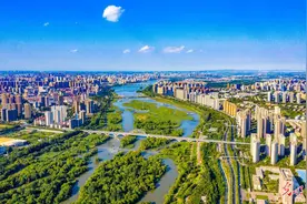 碧水蓝天生态美图片