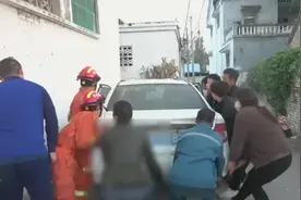 果然视频|轿车溜车，两个孩子被挤墙角，众人抬车救援图片