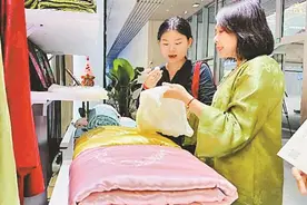 他乡遇“故知” 游子“炫”潞绸图片