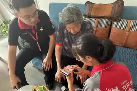 温暖“快时代”中的“慢人群” “长辈客服”教老年人以旧换新图片