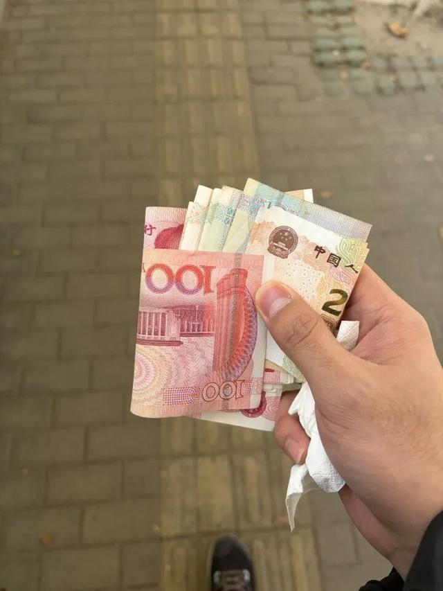 20岁小伙5天从上海徒步到杭州，走了35万多步，还捡到1000多元现金