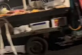 路边摊主烤串烤到一半听闻城管来了 拔腿就跑 留下大叔一脸懵 摊主边跑边问“你要不要辣”图片