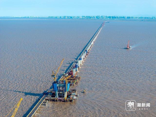 宁波：跨海铁路大桥主塔“拔节生长”
