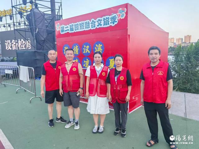 志愿红点亮夏夜！汉滨区江北街道全力护航亲水广场暑期文旅盛宴