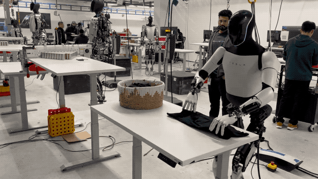 特斯拉机器人又被抓包：疑似遥控「摘头显」摔倒，名场面诞生