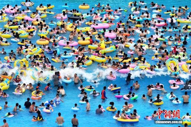 南京持续高温 民众涌进泳池戏水觅清凉