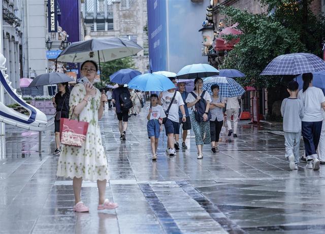 游客逛街，享受雨天清凉