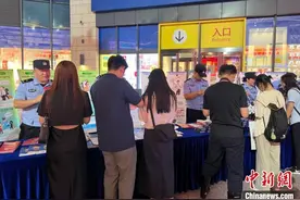 北京警方开展“夏季行动” 风雨中当好平安“守夜人”图片