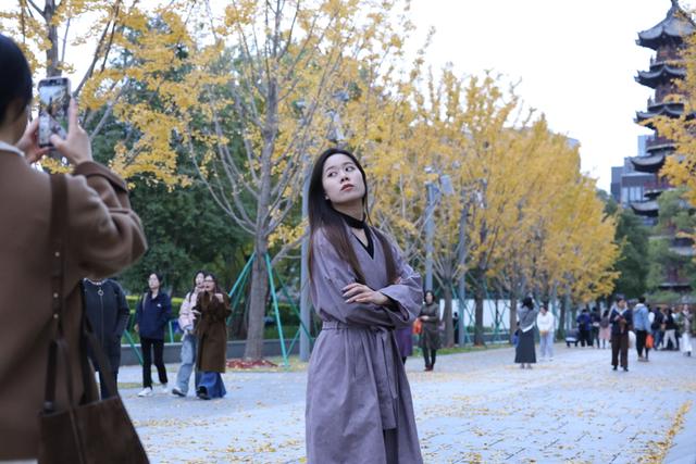 美景叠加禅意：龙华寺成为上海热门赏秋胜地