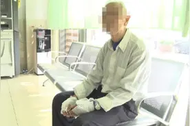 93岁老伯路边摔伤满手是血，过路女子立即停车扶起施救图片