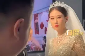 新娘本人回应扔手捧花砸婚闹朋友：典礼结束后就说开 已和好如初图片