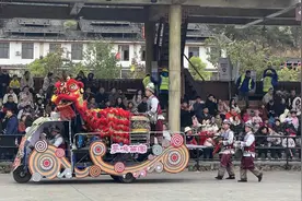 广西三月三 | 全国各地的游客都来融水梦呜苗寨欢度“三月三”咯图片