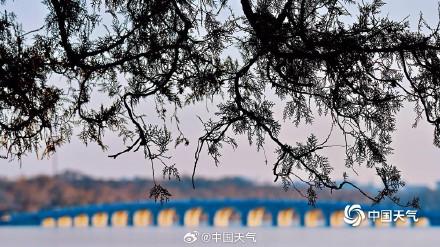 颐和园十七孔桥再现金光穿洞 为冬日增添一抹亮色