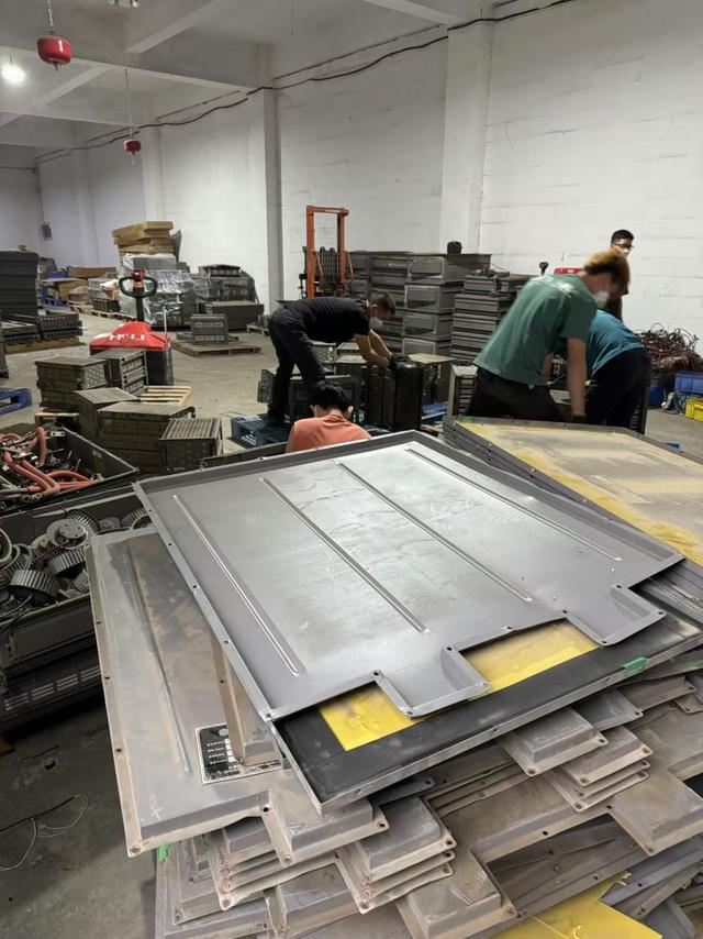 动力电池回收乱象：暴力拆解，再组装“三无产品”